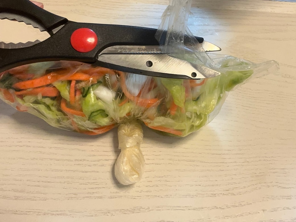 底をハサミで切る