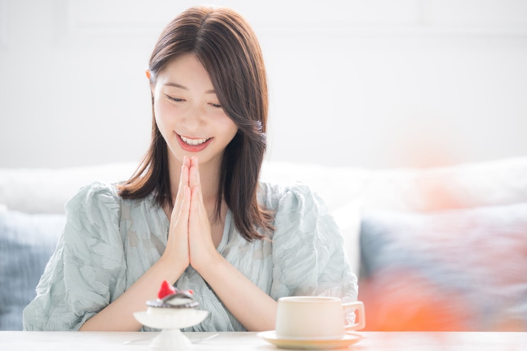 家でスイーツを楽しむ女性