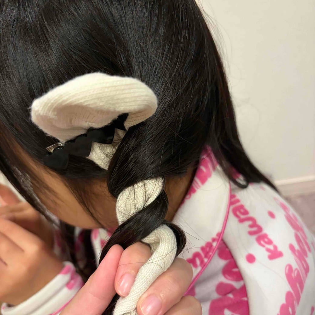 髪の毛と靴下をねじっているところ