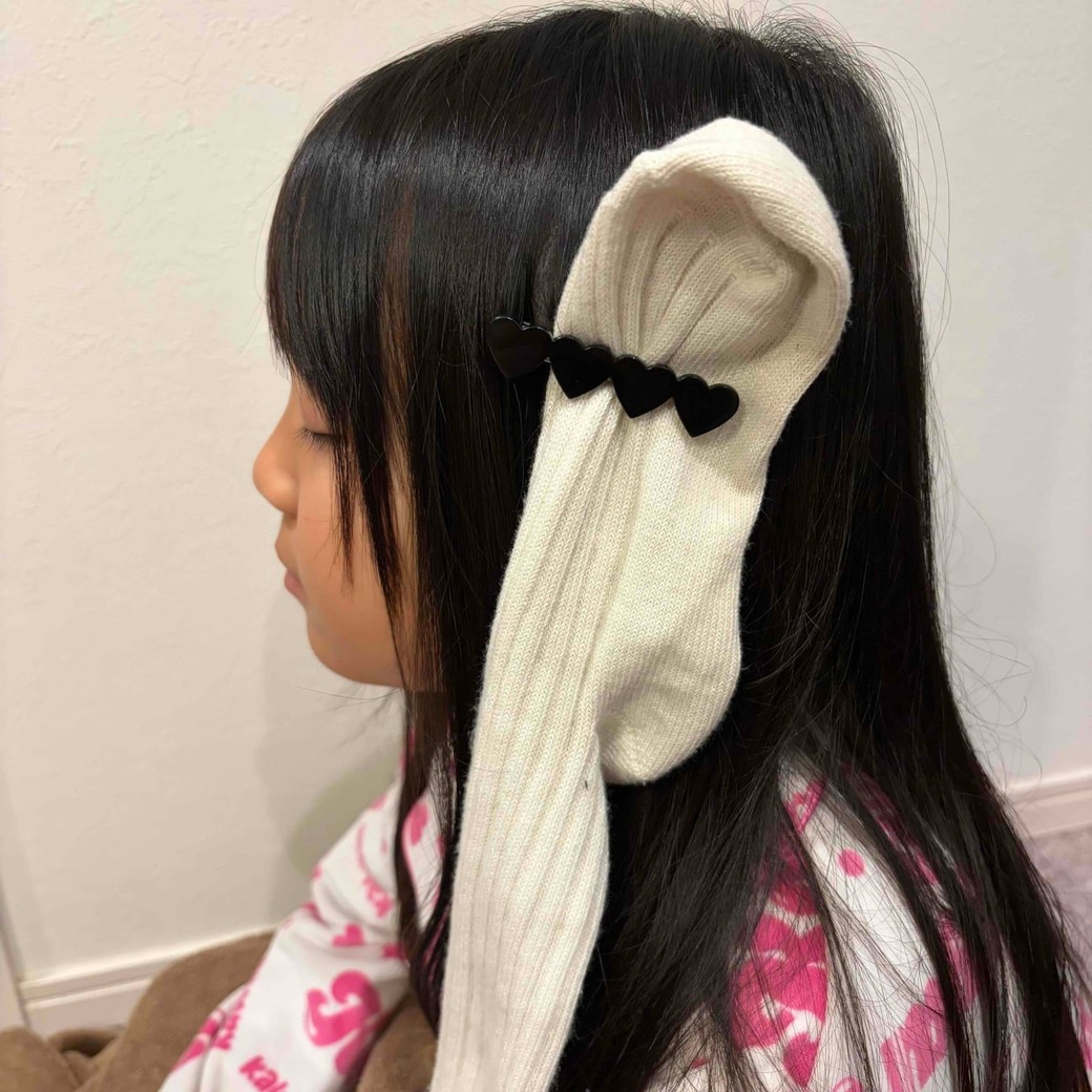 靴下を髪にクリップでとめているところ