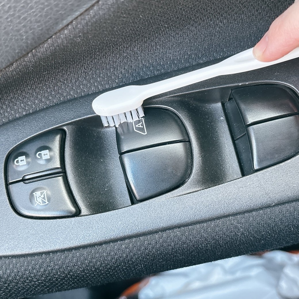 ホコリなどの汚れを歯ブラシで落とす