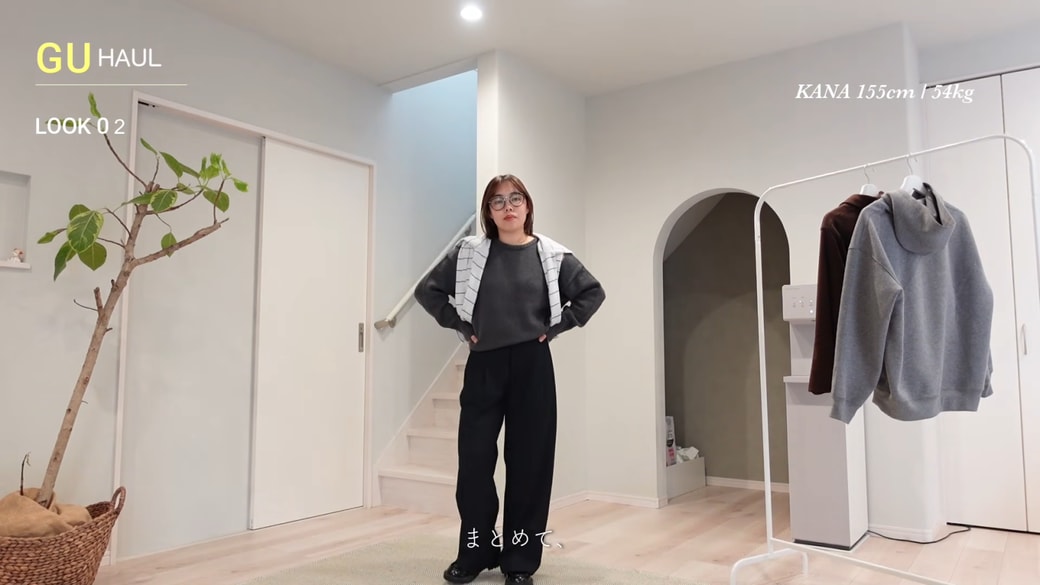 ニット×タックワイドパンツ×肩掛けカーデのコーディネート