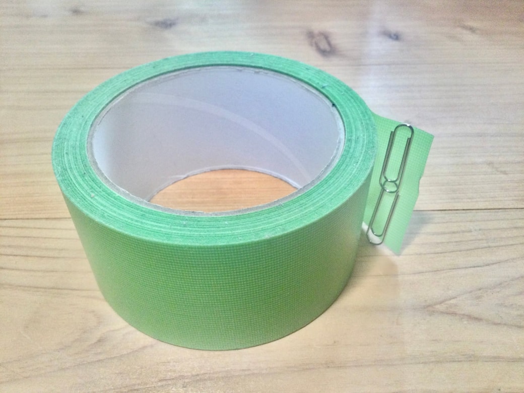 テープの切れ目にクリップを貼る