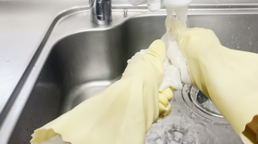 流水でしっかり洗う