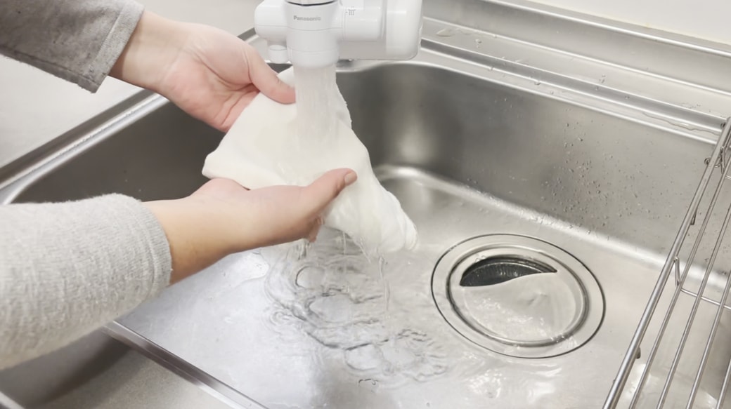 ふきんをあらかじめ濡らしておく