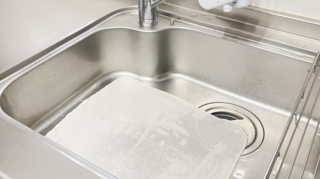 シンクへふきんを広げる