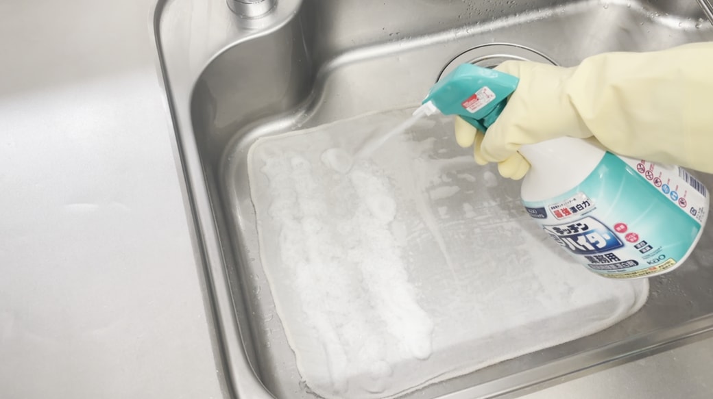 キッチン泡ハイターを吹きかける