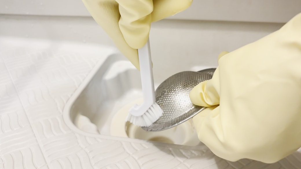 ヌメリや汚れが気になるところをこすっておく