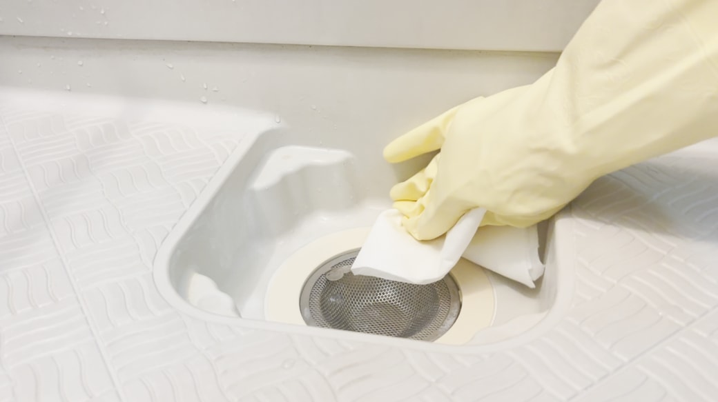 ペーパーで水気を拭き取る