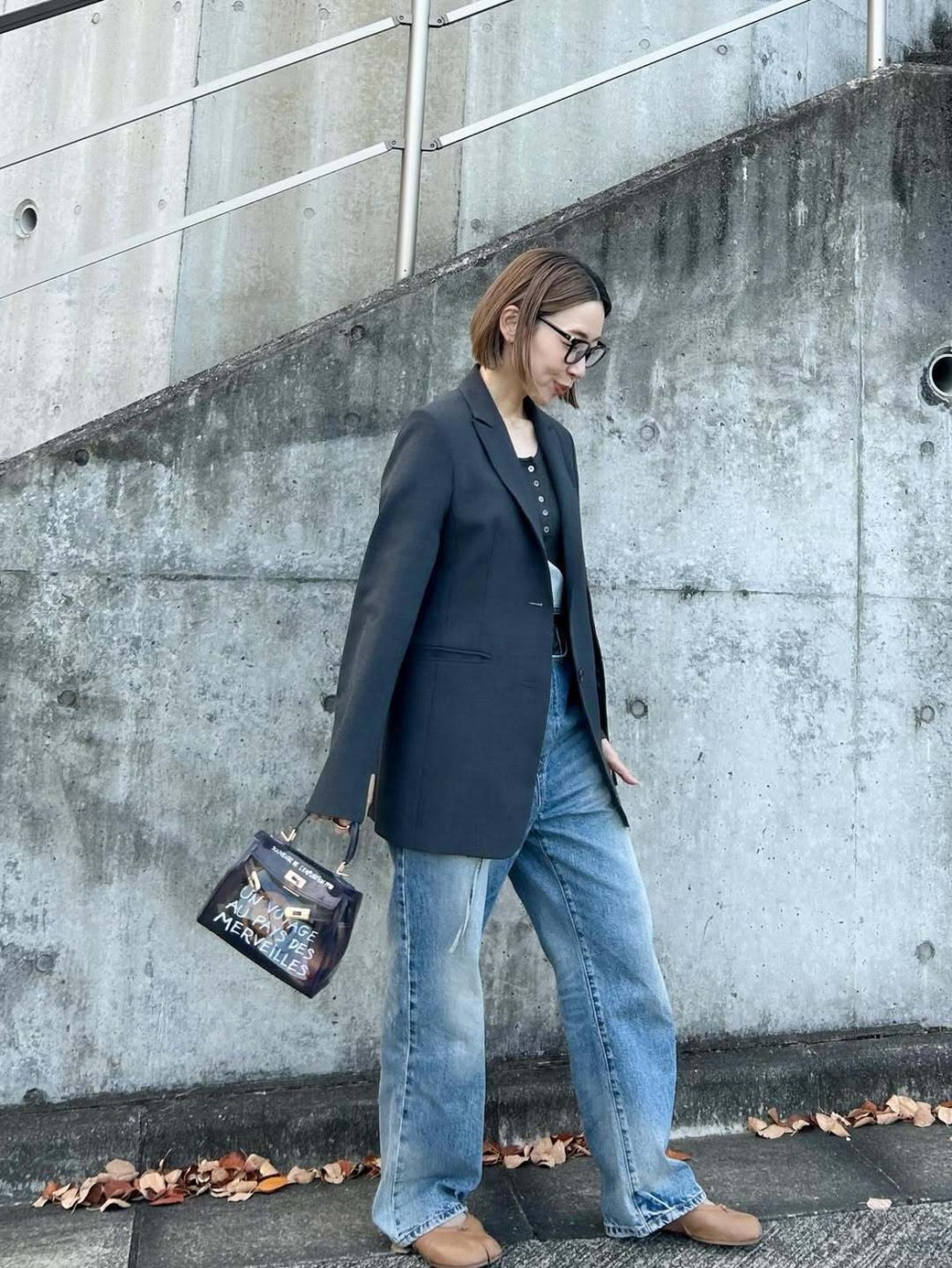 長め丈ジャケットと胸元の開いたカットソーで、上半身をきゃしゃ見せできる。