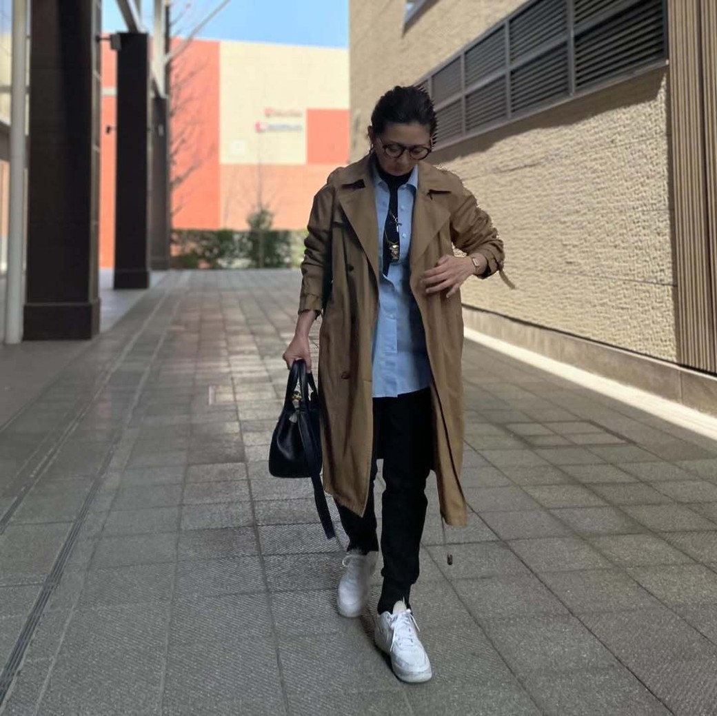トレンチ×シャツでもほどよくカジュアルダウンできる。