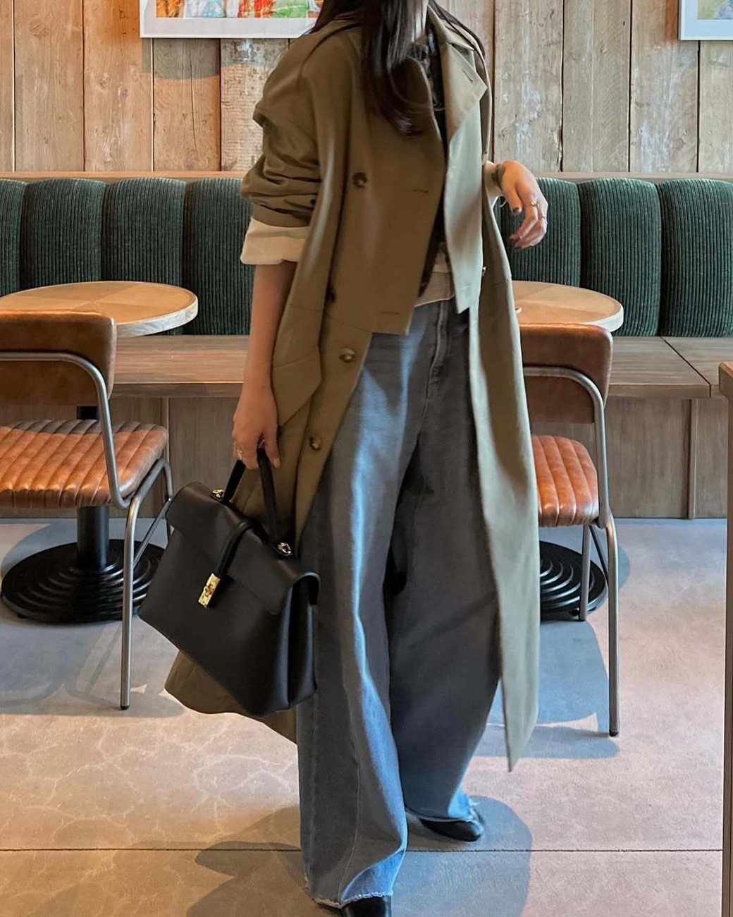 トレンチにデニムを合わせるときは、小物はきれいめにするのが大人女性におすすめ。