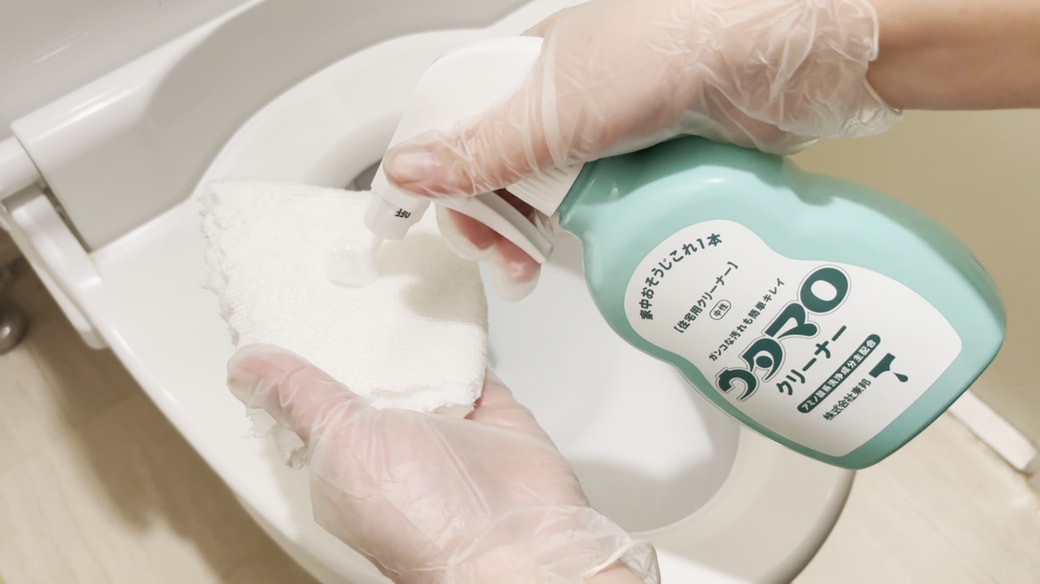 クロスにウタマロクリーナーをスプレーする