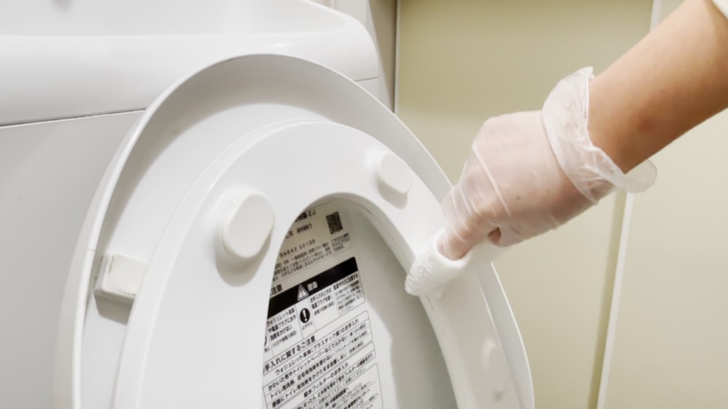 便座の隙間汚れはクロスを指に巻いて拭く