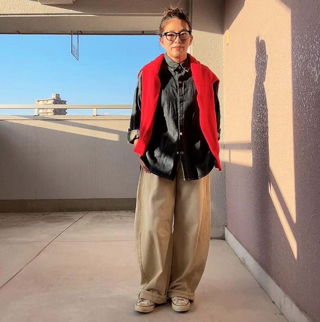 いつもの地味めコーデに赤をプラスすることで一気に垢抜け！