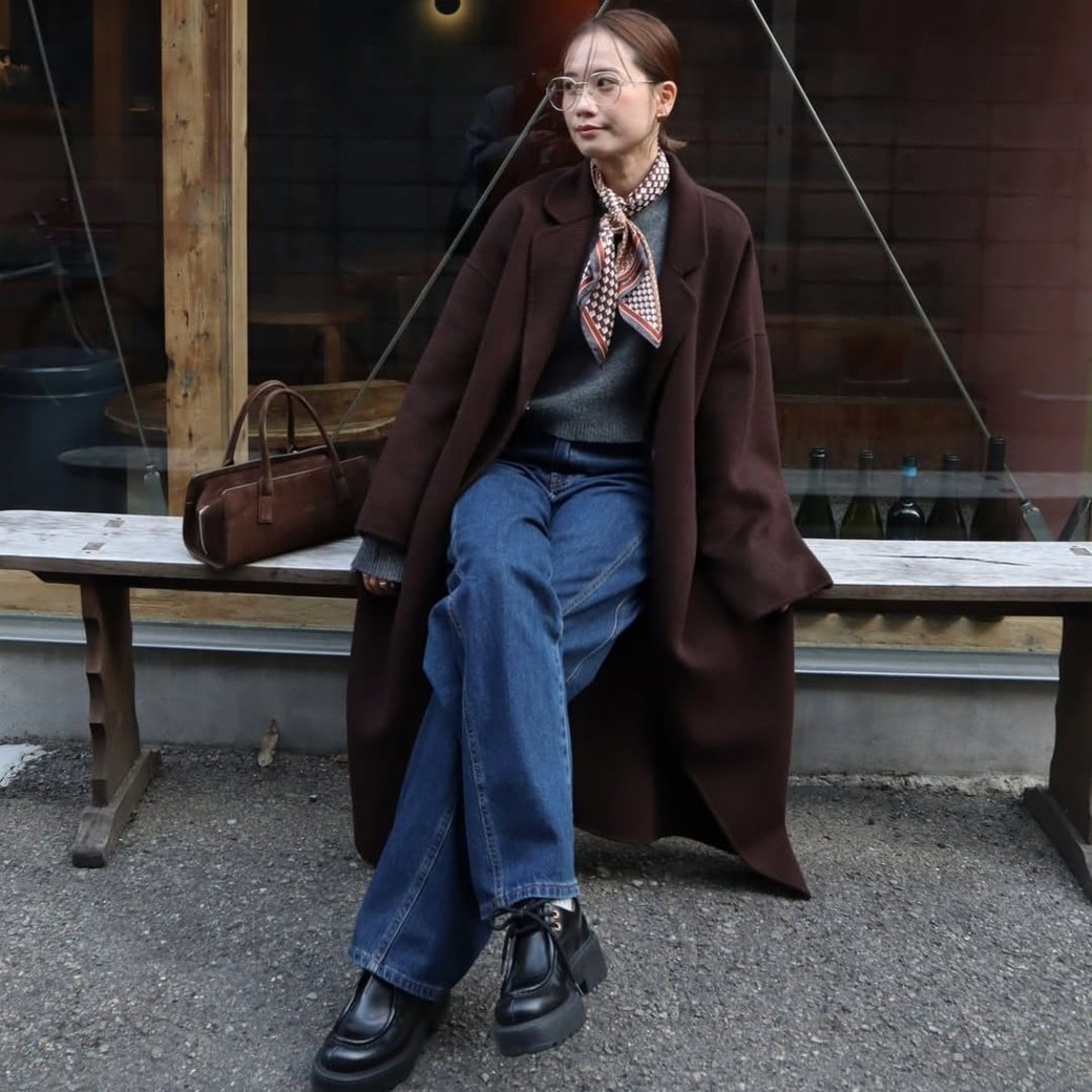 コートと同系色のスカーフなら失敗せずにトライできる。