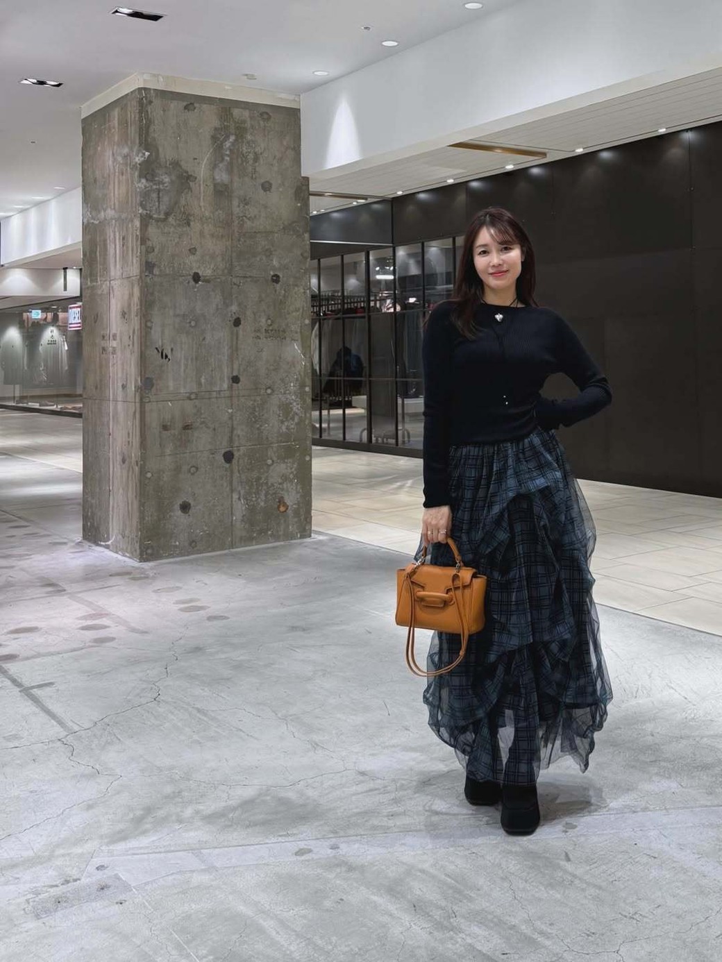 チュールのロングスカートも、ダークカラーなら取り入れやすい。