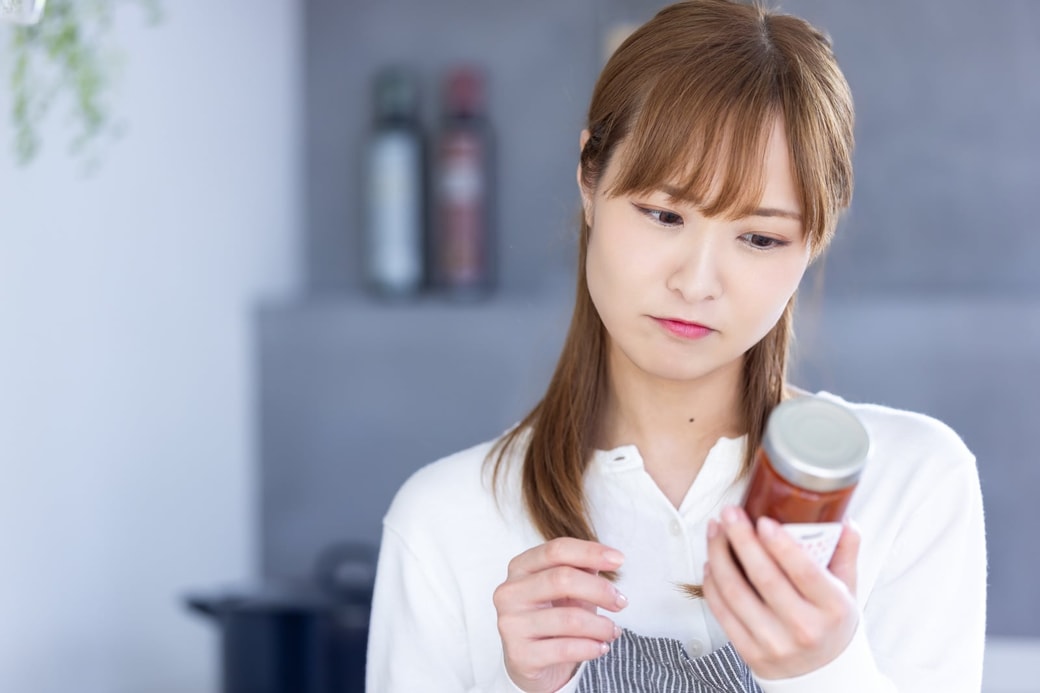 期限切れを確認する女性