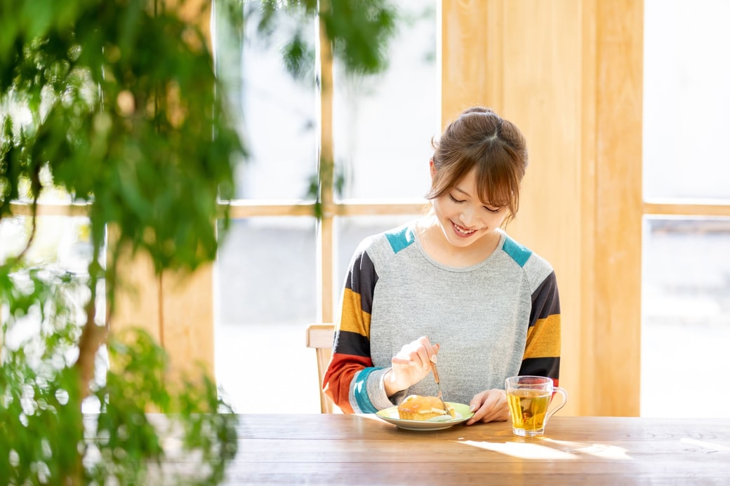 家でスイーツを食べる女性