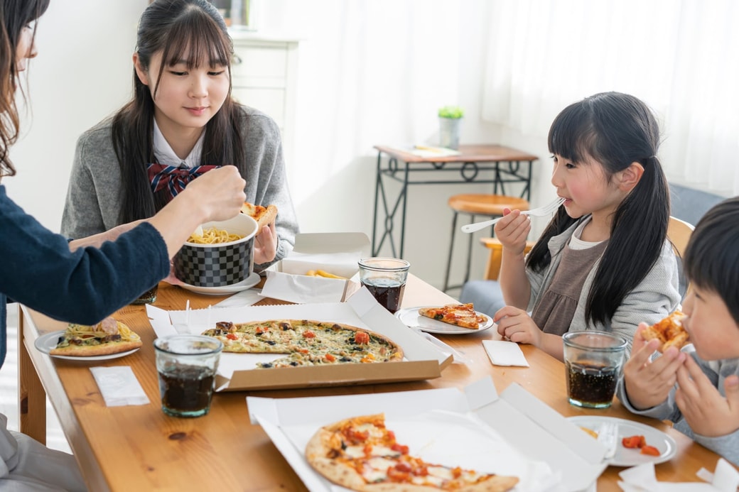 ピザを食べる親子