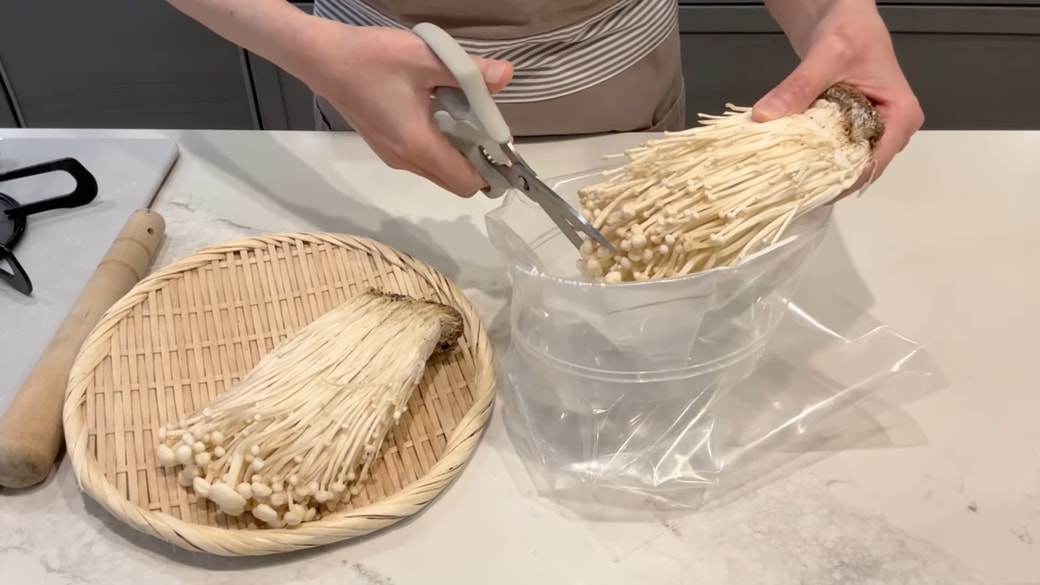 えのきと豚肉のスープを作る人