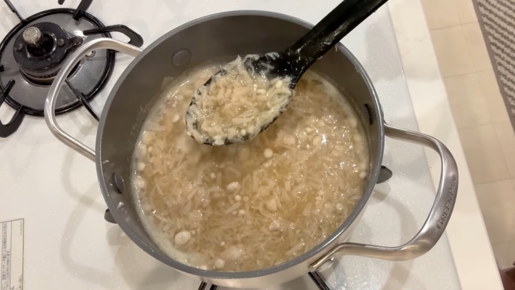 えのきと豚肉のスープを作る人