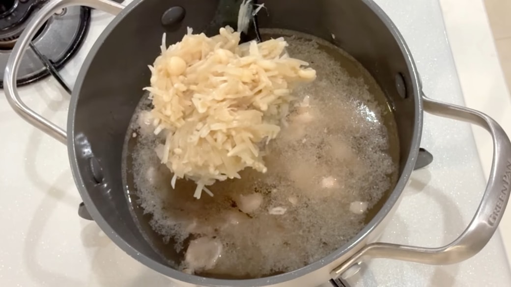 えのきと豚肉のスープを作る人