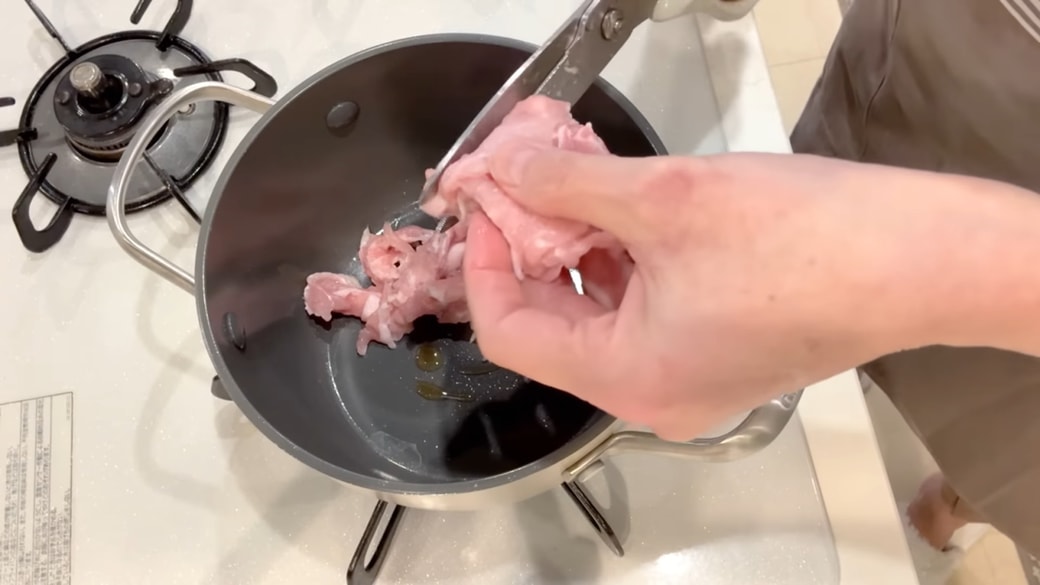 えのきと豚肉のスープを作る人