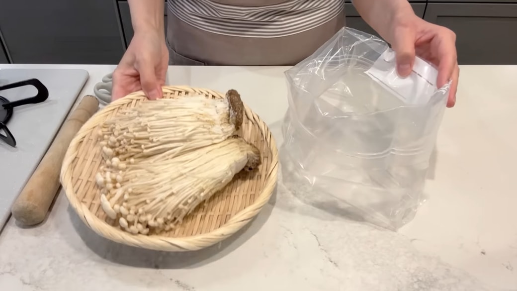 えのきと豚肉のスープを作る人