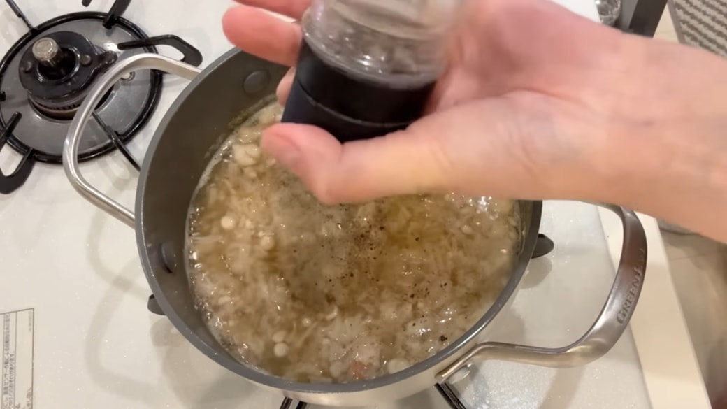 えのきと豚肉のスープを作る人