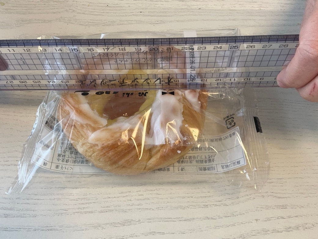 定規をパンに当てる