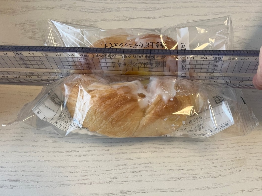 パンに定規を押し当てます