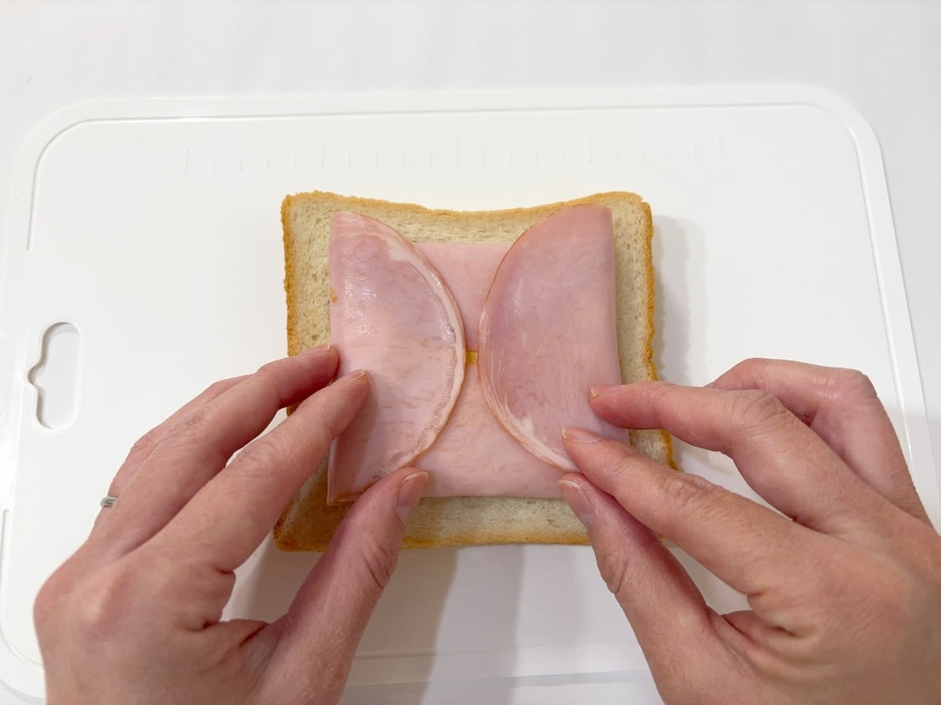 ハムで卵フィリングを包む