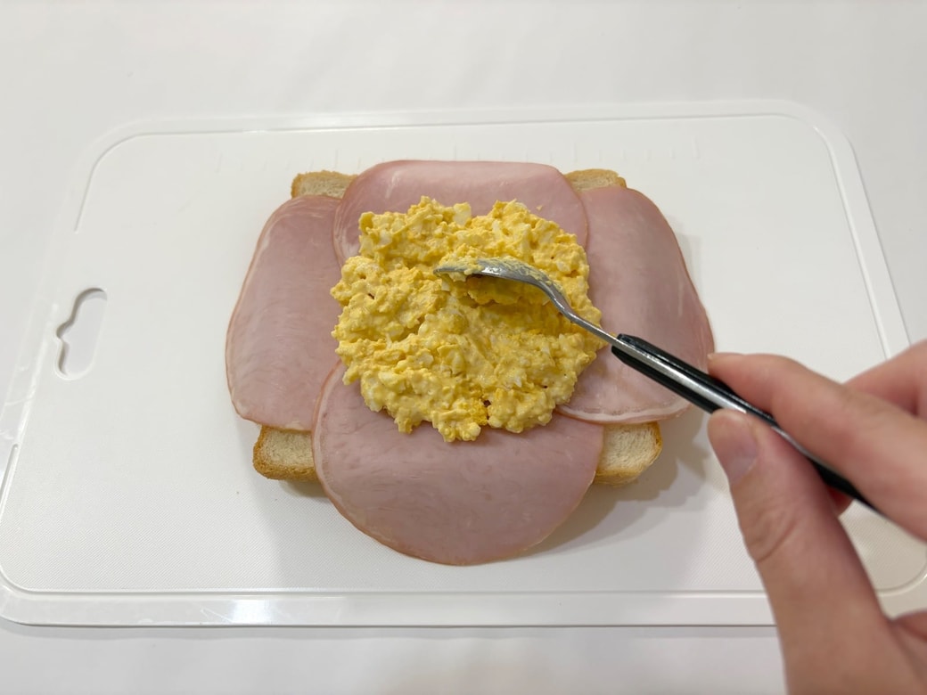 卵フィリングをのせる