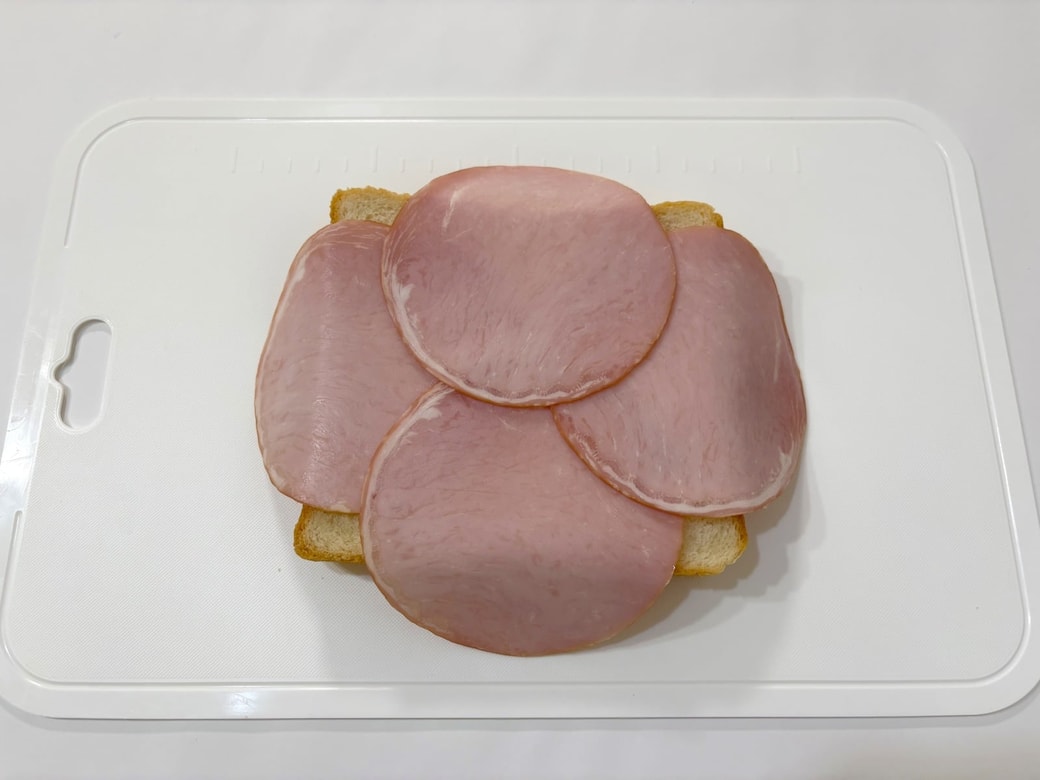 食パン1枚の上にハム4枚をのせる