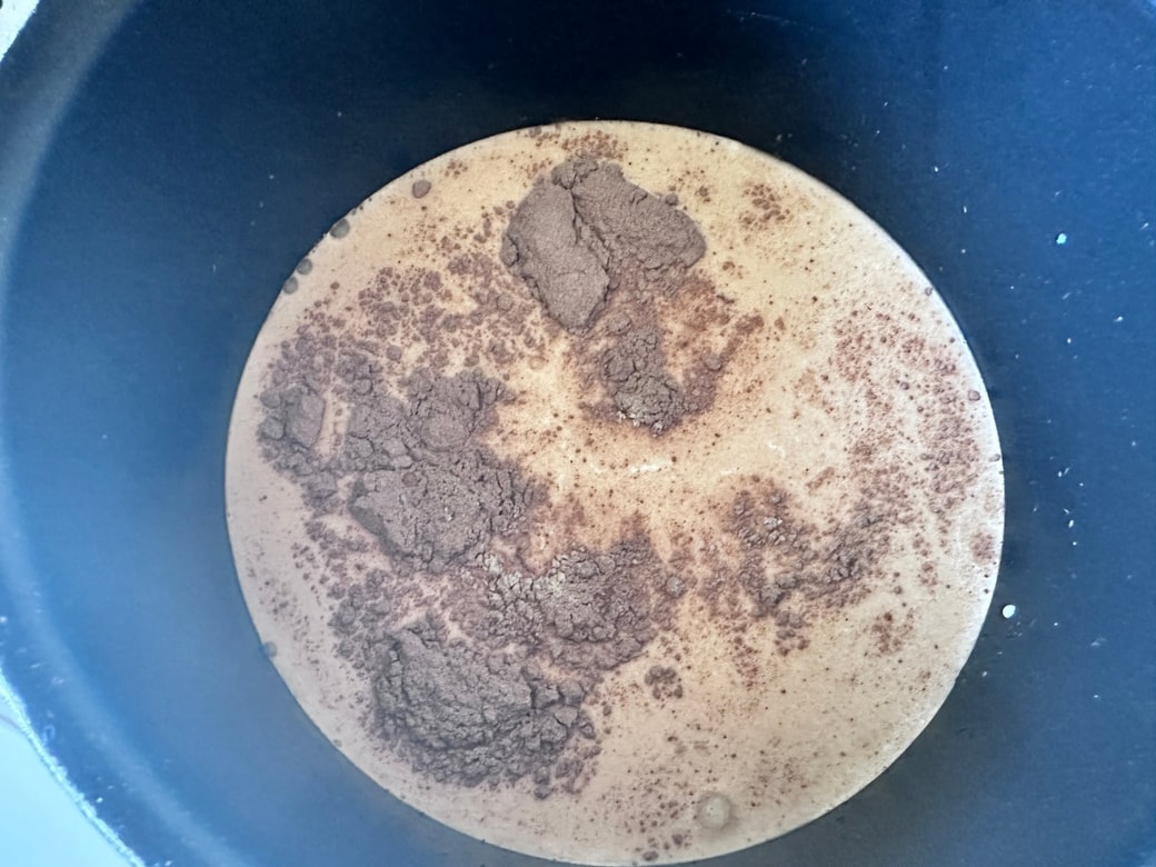 鍋に材料を入れる