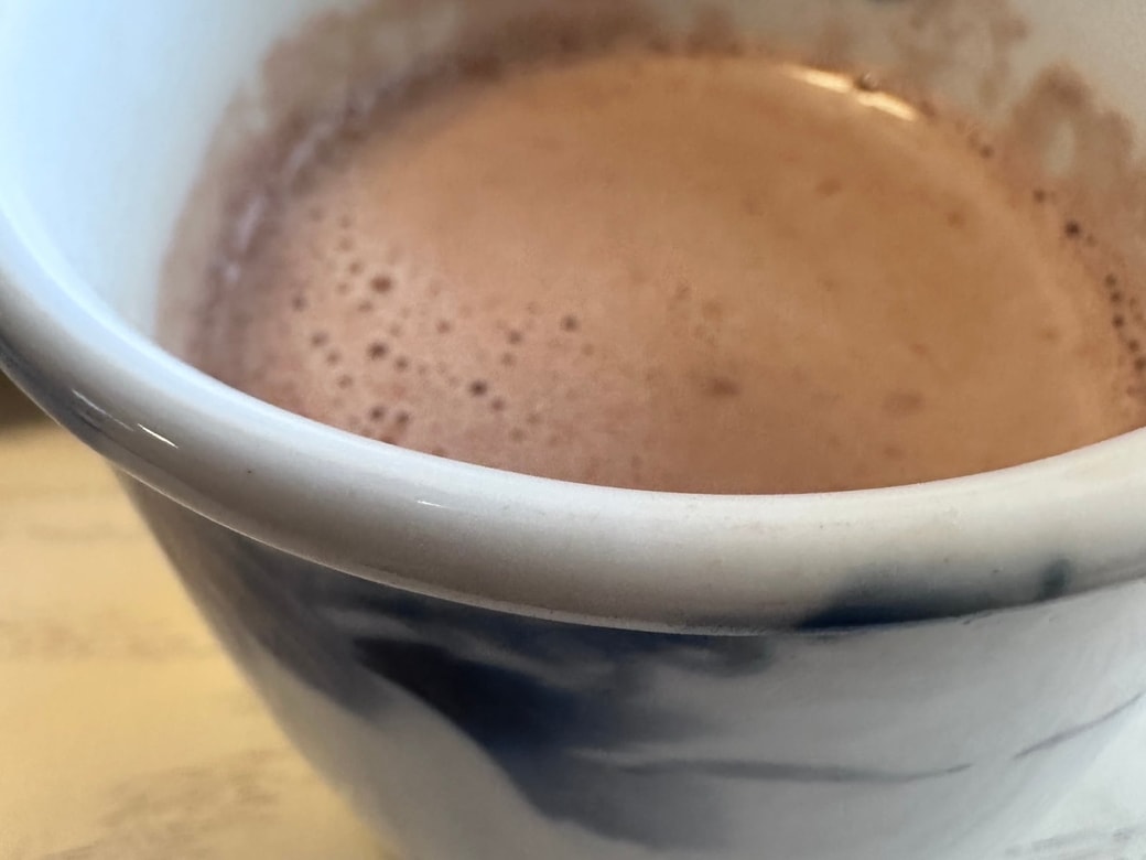 カップにココアを注ぐ