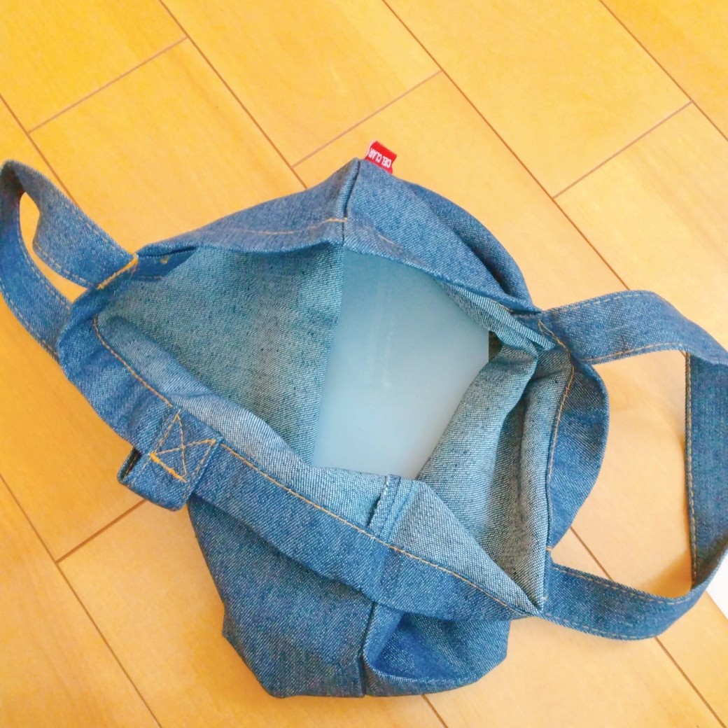 カットしたまな板をいれたトートバッグ