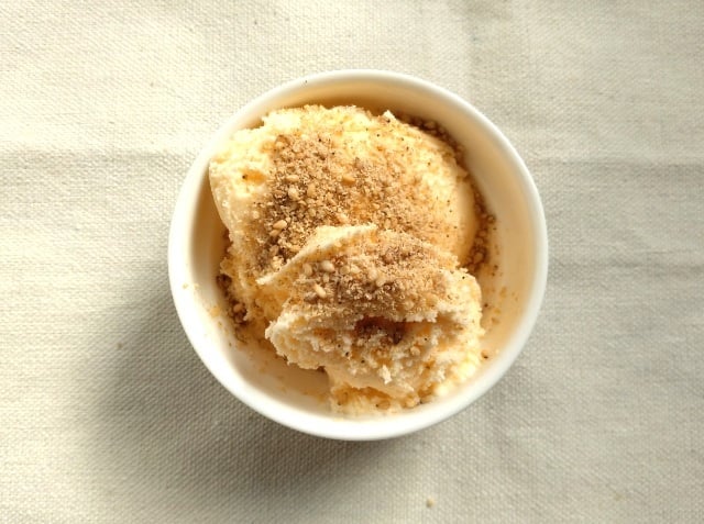 アイスにすりごまをかけたところ