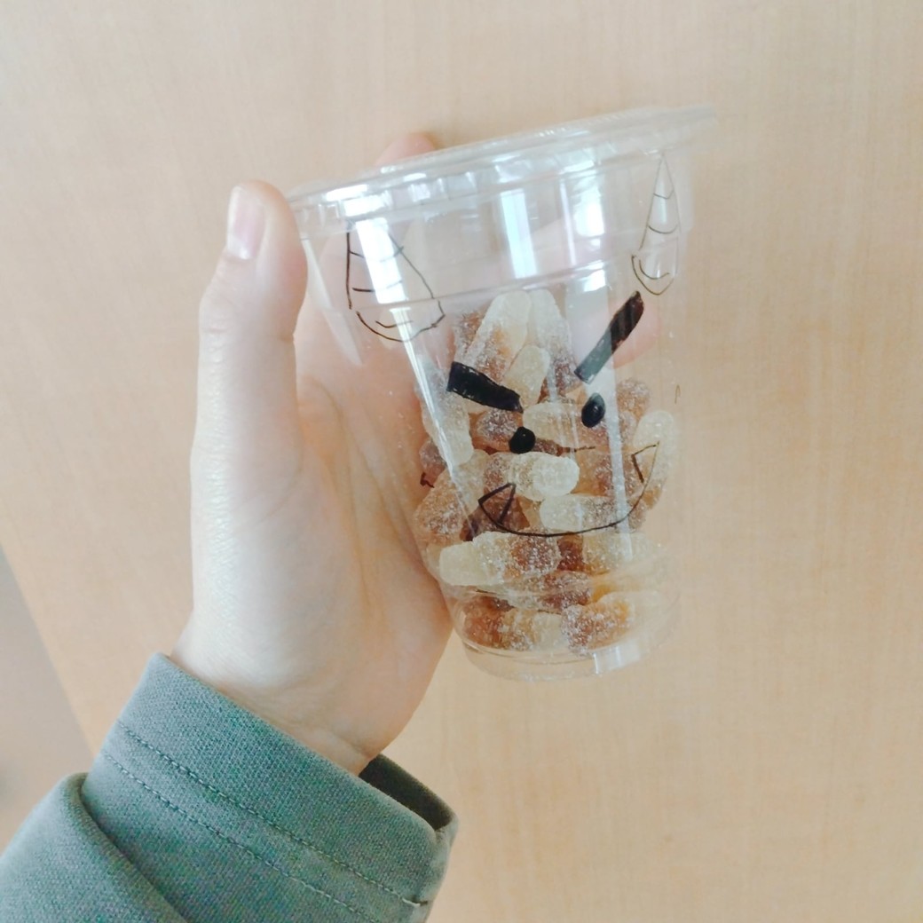 デコレーションしたカップにお好みのお菓子を入れる