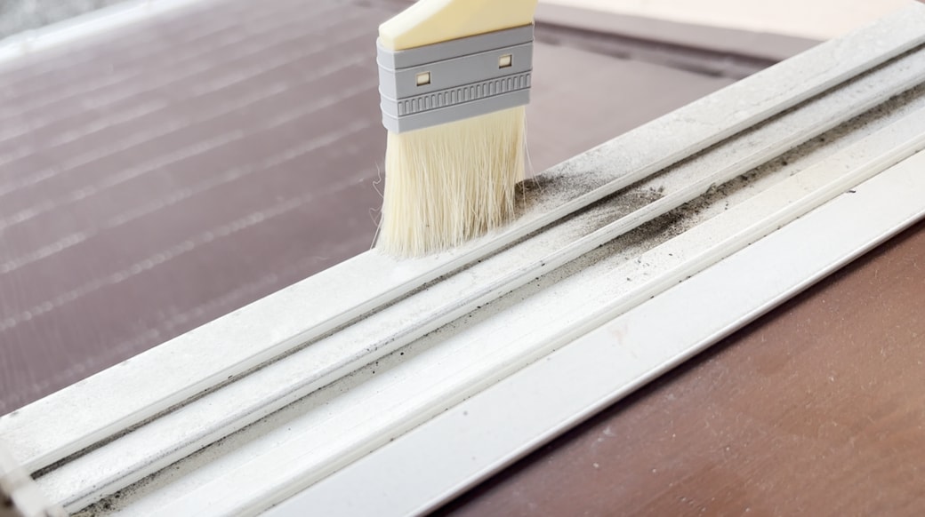 砂ぼこりをかき出す