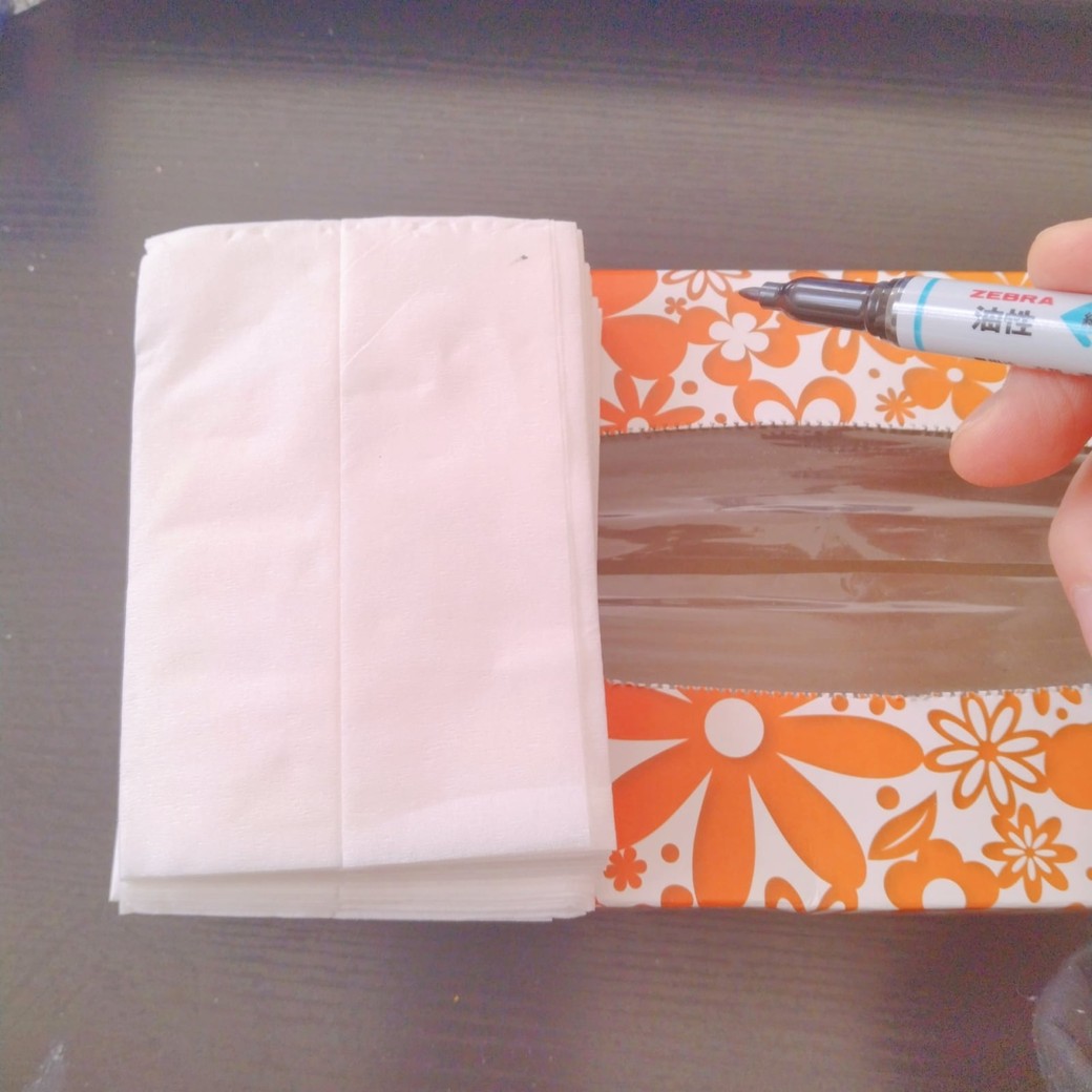 ポケットティッシュとボックスティッシュの空き箱