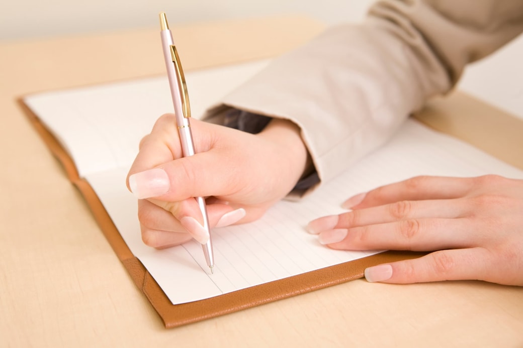 メモする女性