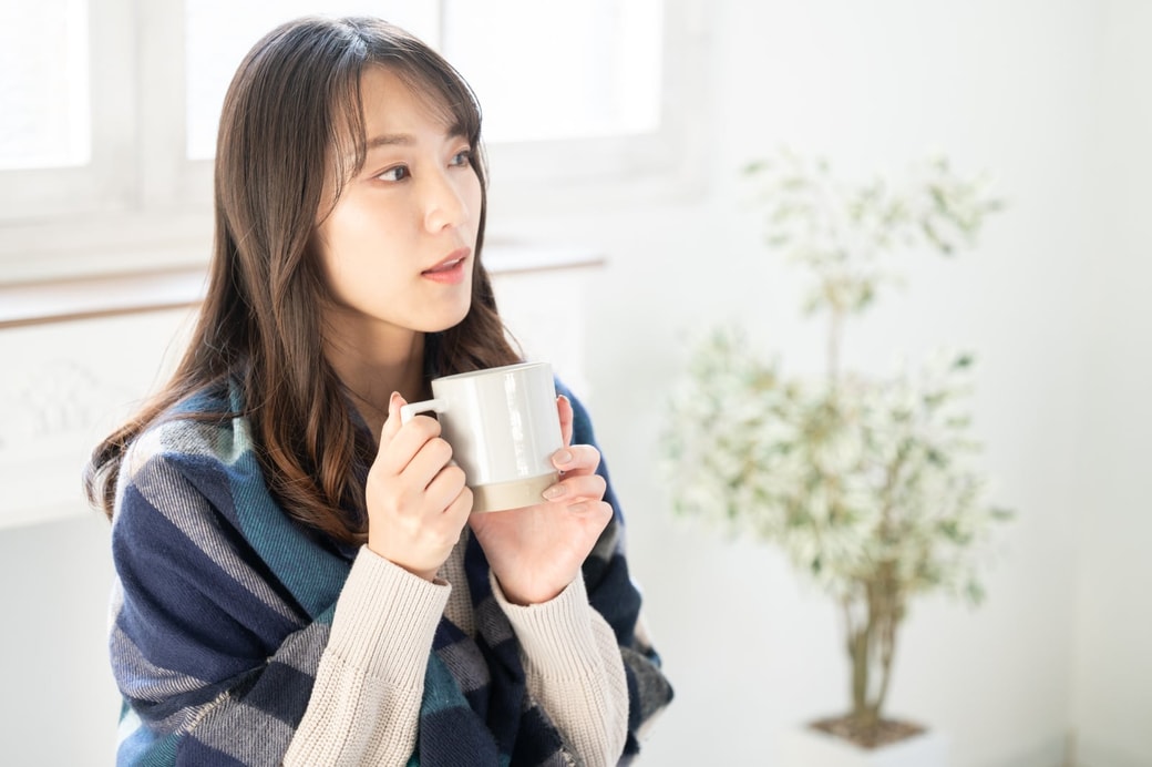 コーヒーを飲む女性