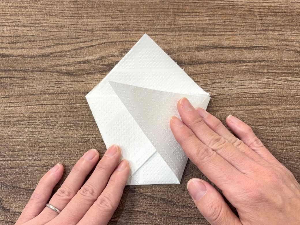 左右の角を中央に向かって折る