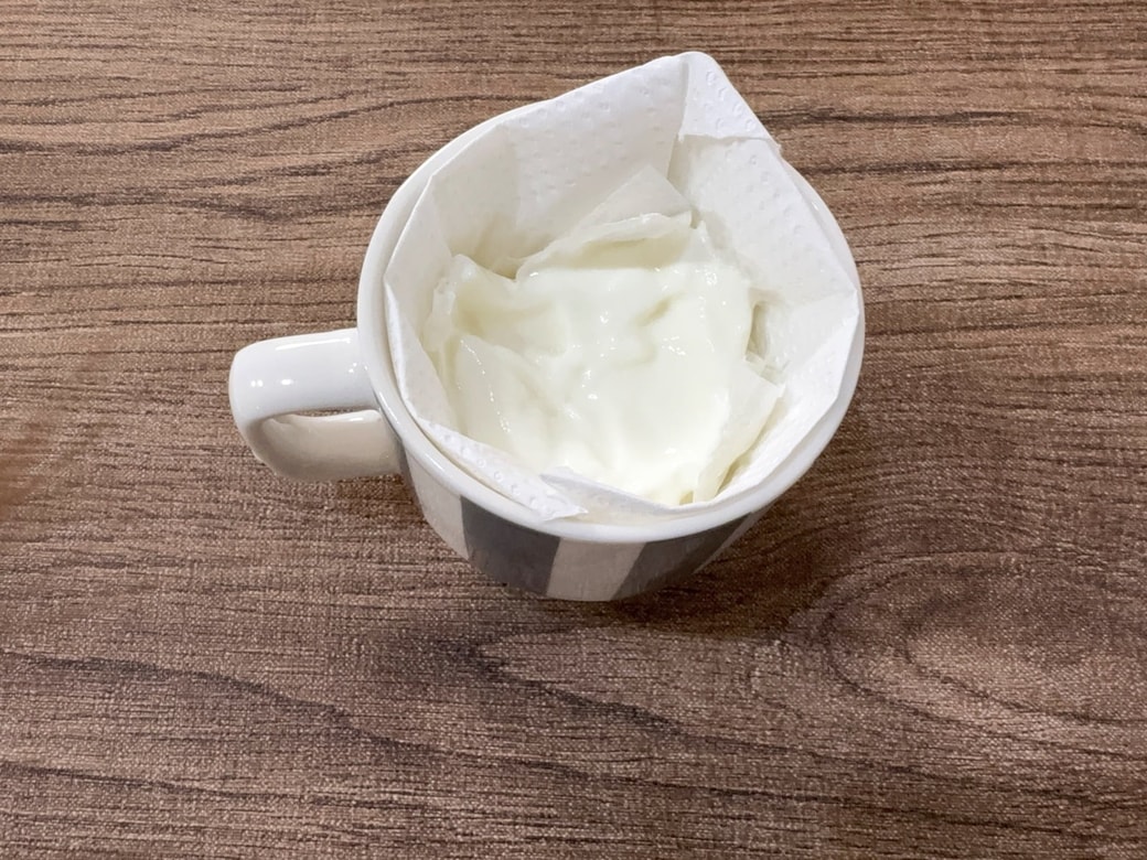 キッチンペーパーをコップ型に折り、ヨーグルトの水切りに使う