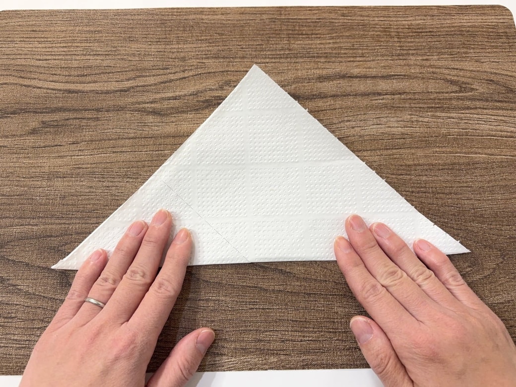 キッチンペーパーを三角形に折る