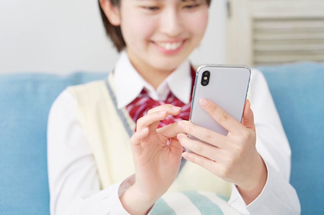 スマホを触る子ども