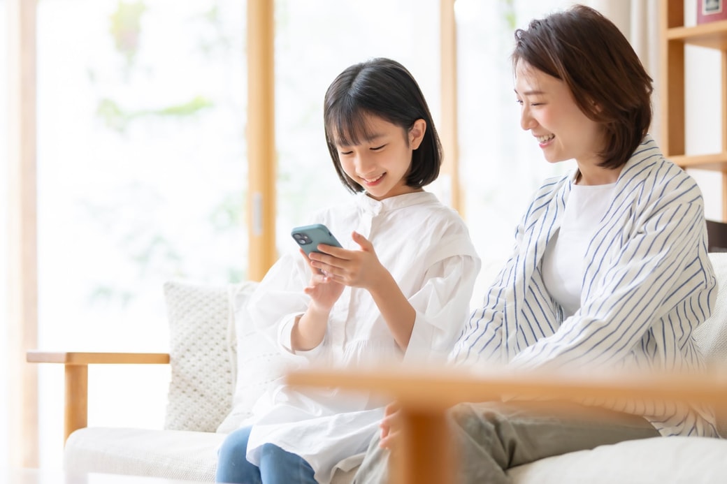 スマホを見ている親子