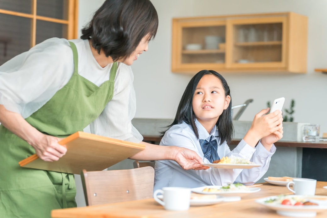 食事中にスマホを触る子ども